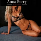 Cerise en lingerie noire dentelle chez Anna Berry